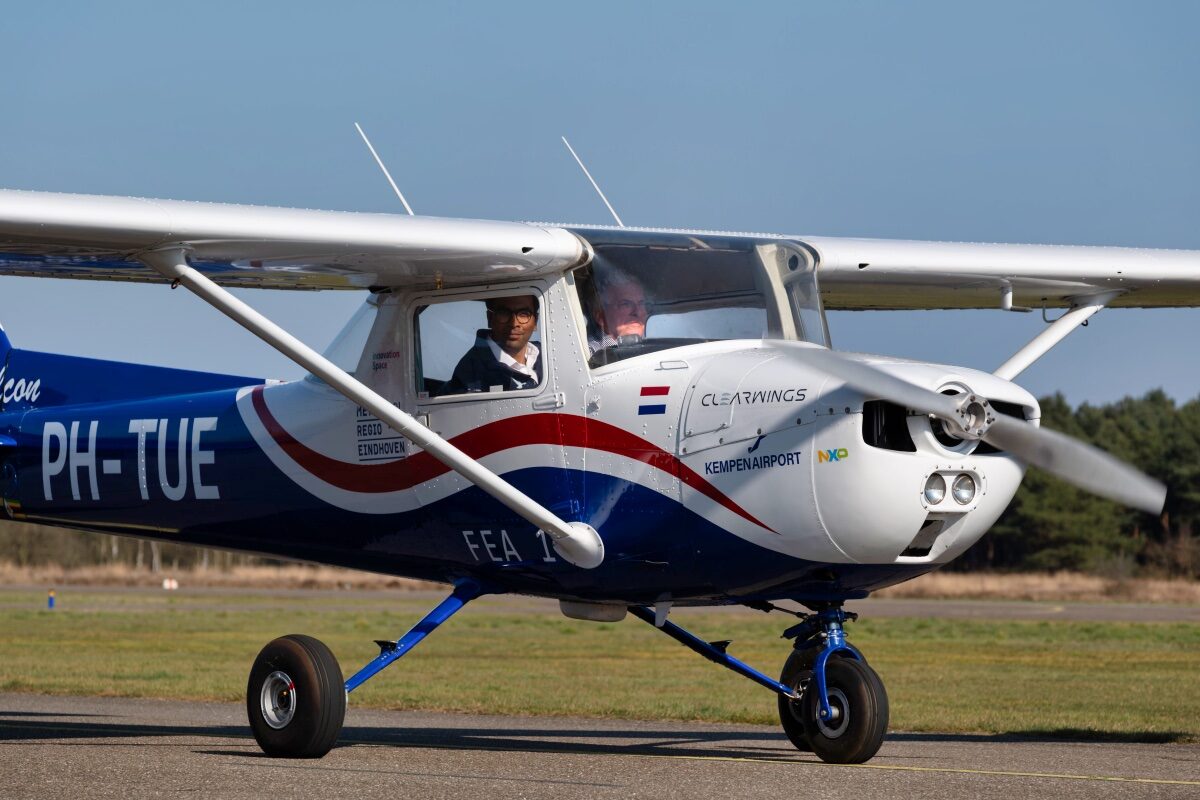 Klein, elektrisch vliegtuig dat opstijgt.